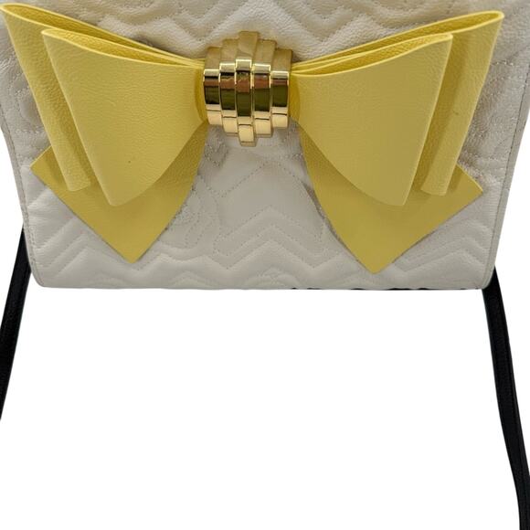 Betsey Johnson Faux Leather Quilted Big Bow Gold Hardware Purse Removable Strap - Picture 3 of 15